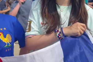 真心爱了❤️！高颜值女吧友在现场预测：法国3-1获胜